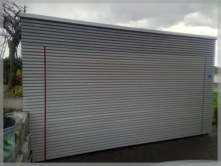 Flächenbündig integriertes Garagentor in freistehendem Carport