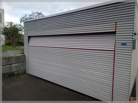 Flächenbündiger Carport mit Holz-Rhombusschalung in Aristau