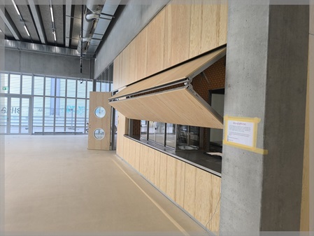 Hebefaltladen mit Akustikplatten im HSW Dreispitz Basel halb geöffnet