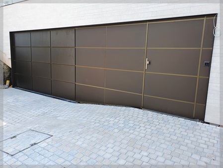 Flächenbündiges Garagentor mit geschliffener Aluminiumoberfläche