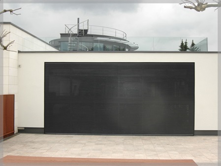 Hebefalttor mit horizontaler Lamellenfassade