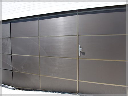 Garagenfassade mit BWB-eloxierten Aluminiumblechen
