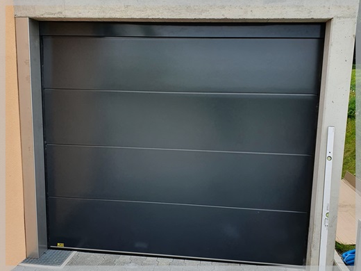 Durchfahrbarer Garagenunterstand mit zwei Garagentoren