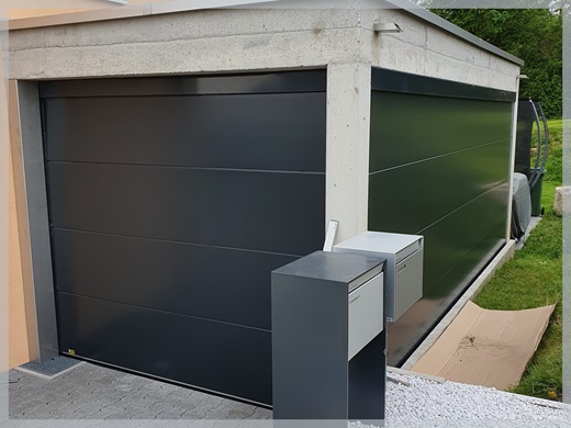 Garagenunterstand mit gegenüberliegenden Garagentoren