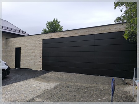 8.5 Meter breites Sondersektionaltor mit IGP-Pulverbeschichtung