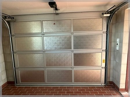 innnenansicht Garagentore harmonisch in Bauernhaus integriert