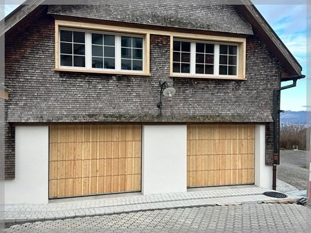 Holzbeplankte Garagentore im Appenzeller Stil