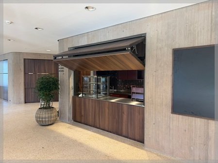 Hebefaltladen Kantine geöffnet in einem Pflegezentrum