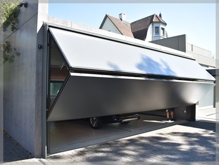 Hebefalttor mit Metallfassade am Zürichsee