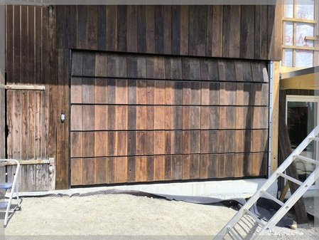 Detailansicht der wiederverwendeten Holzverkleidung des Garagentors