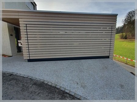 Carport mit 19 mm Holzbeplankung und Garagentor in Aarau
